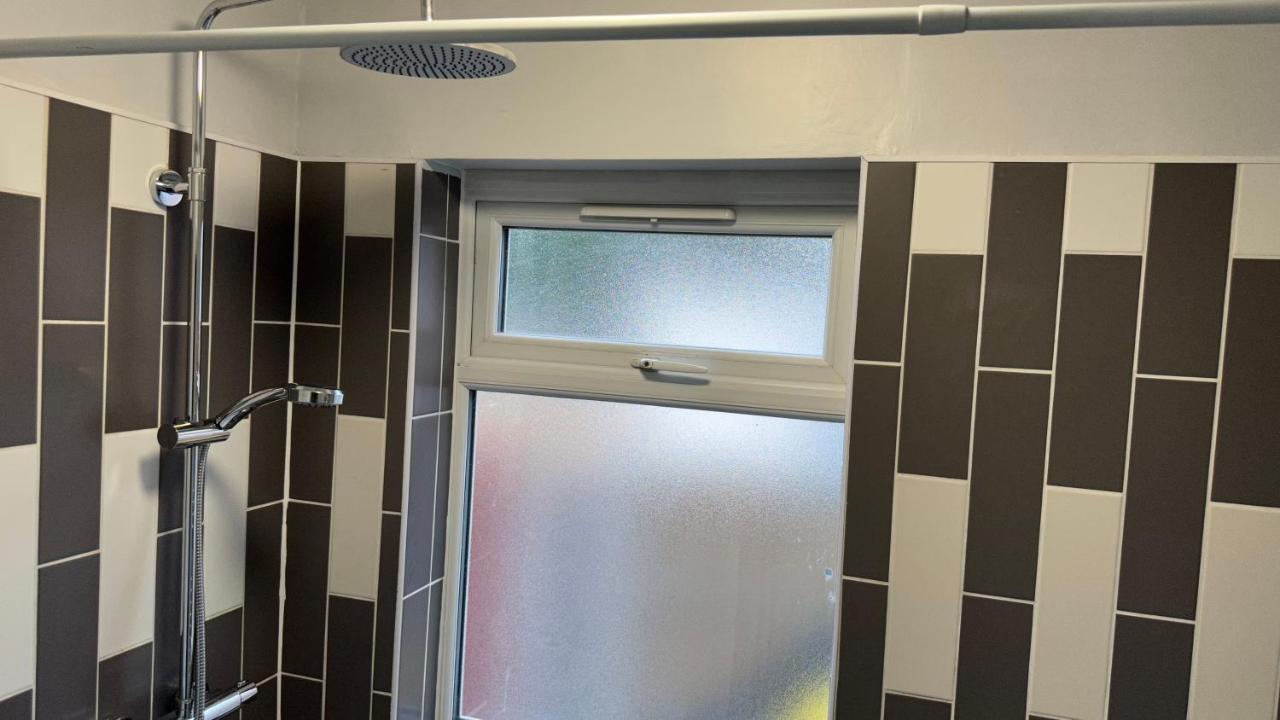 One Bedroom Apartment In Walsall Sleeps 4 Free Wifi By Villazu Bloxwich Kültér fotó