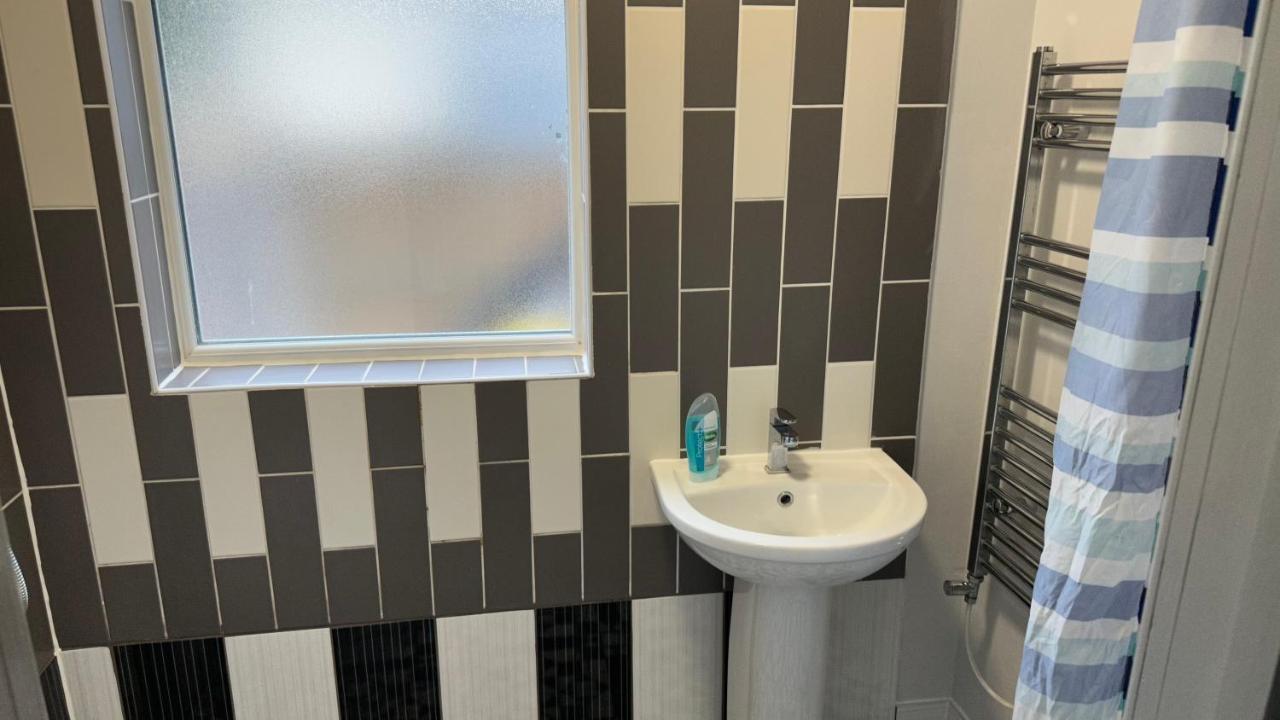 One Bedroom Apartment In Walsall Sleeps 4 Free Wifi By Villazu Bloxwich Kültér fotó