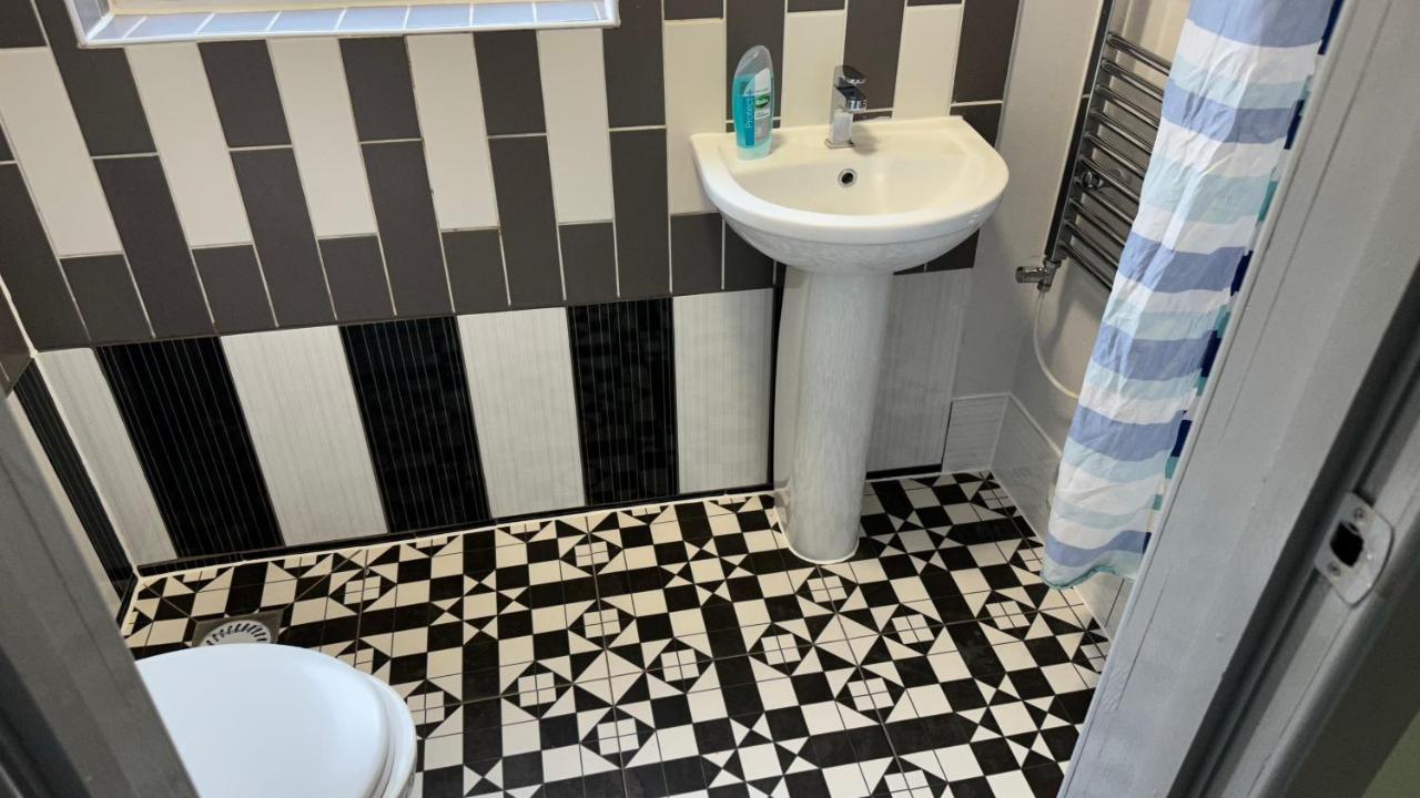 One Bedroom Apartment In Walsall Sleeps 4 Free Wifi By Villazu Bloxwich Kültér fotó