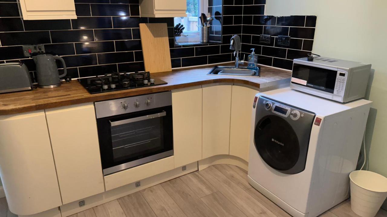 One Bedroom Apartment In Walsall Sleeps 4 Free Wifi By Villazu Bloxwich Kültér fotó
